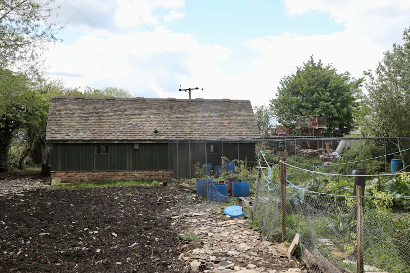 Stable / Outbuildings at Claywell gardens in Oxfordshire, L724 (photo 1)
