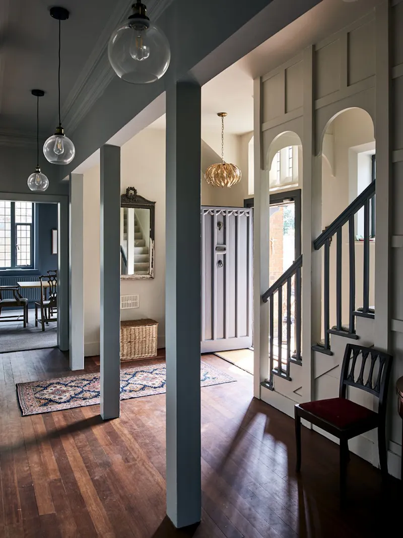 Entrance hall at 1900's Vicarage in Putney, D2580 (photo 36)