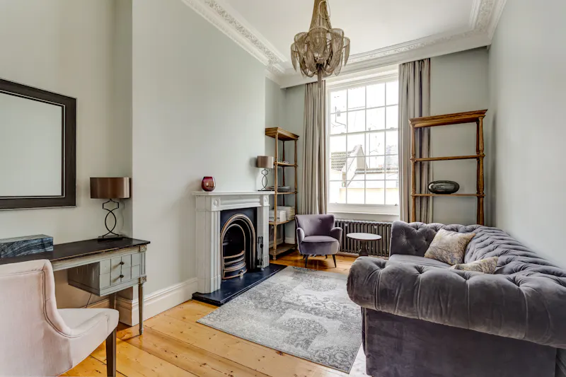 Sitting room at Brighton Kemptown townhouse, B1943 (photo 4)