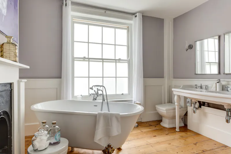 Bathroom at Brighton Kemptown townhouse, B1943 (photo 15)