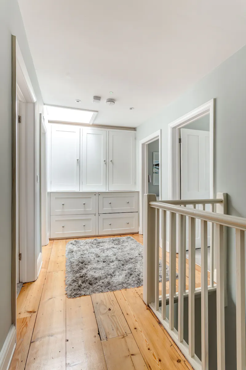 Landing at Brighton Kemptown townhouse, B1943 (photo 9)