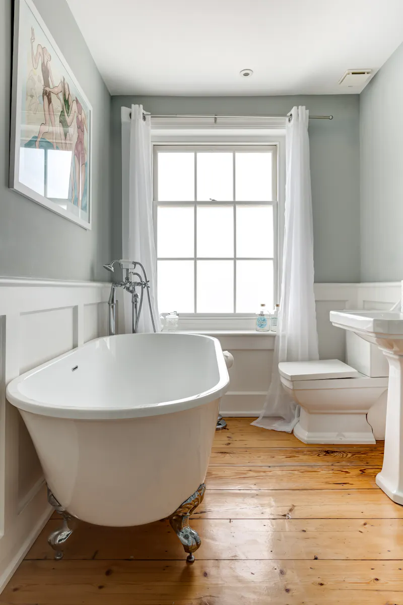 Bathroom at Brighton Kemptown townhouse, B1943 (photo 16)