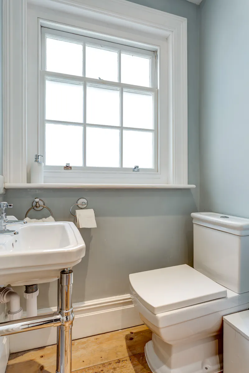 Bathroom at Brighton Kemptown townhouse, B1943 (photo 17)