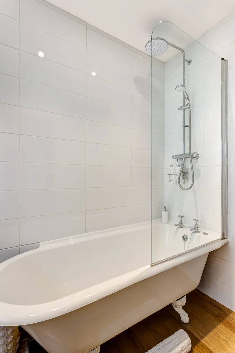 Bath - rolltop at Brighton Kemptown townhouse, B1943 (photo 19)