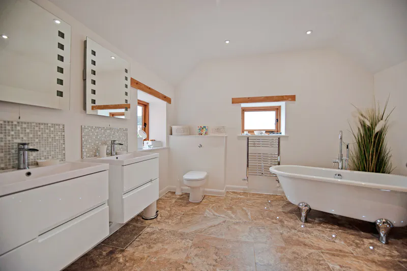 Bath - rolltop at Converted oast house in Burham , D2560 (photo 11)