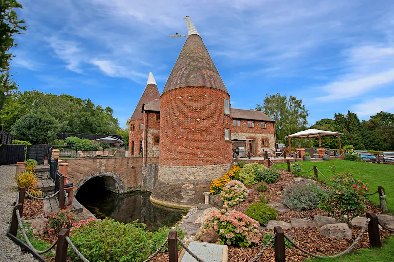 Lake at Converted oast house in Burham , D2560 (photo 1)