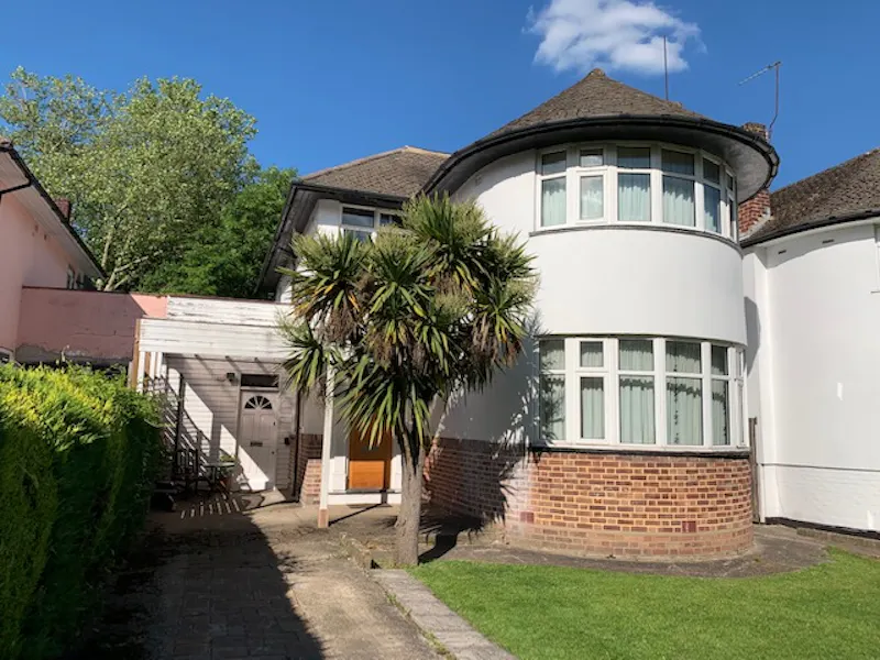 Driveway at Art Deco home in Edgware , D2559 (photo 1)