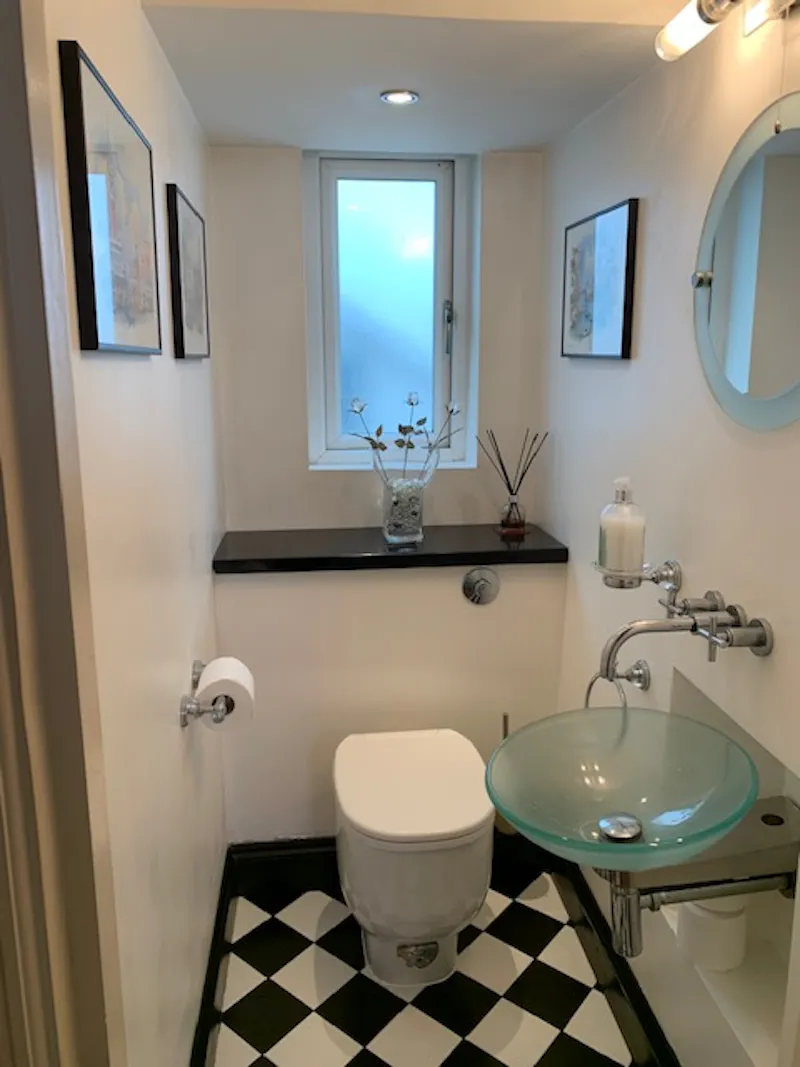 Bathroom at Art Deco home in Edgware , D2559 (photo 17)