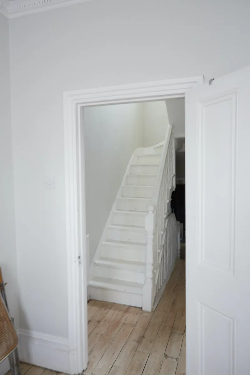 Staircase at Victorian neutral apartment, B1941 (photo 10)
