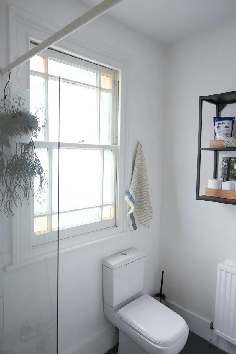 Bathroom at Victorian neutral apartment, B1941 (photo 8)