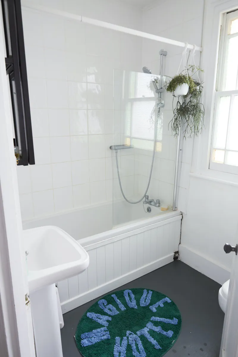 Bathroom at Victorian neutral apartment, B1941 (photo 9)