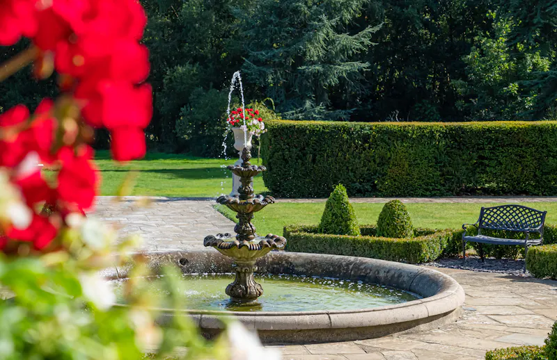 Garden at Jacobean manor house Bracknell, H184 (photo 39)