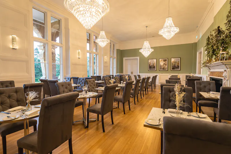 Dining room at Jacobean manor house Bracknell, H184 (photo 9)