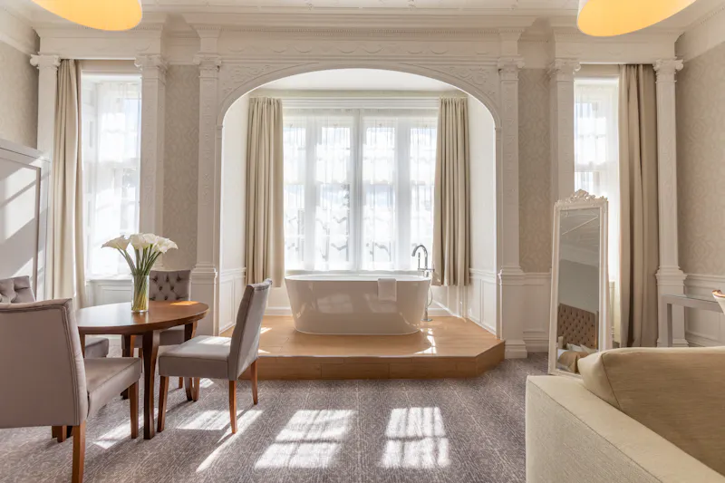 Bath at Jacobean manor house Bracknell, H184 (photo 31)