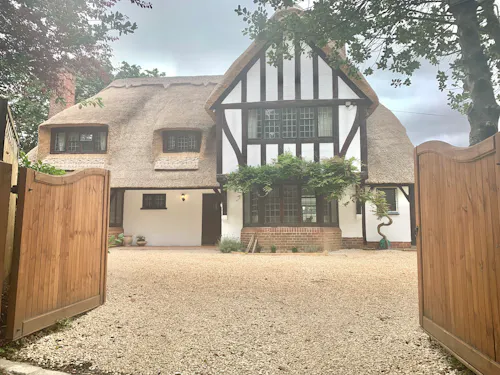 Stunning thatched house Sonning, D2575