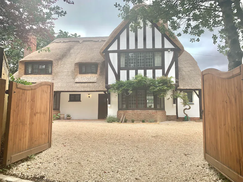 Driveway at Stunning thatched house Sonning, D2575 (photo 1)