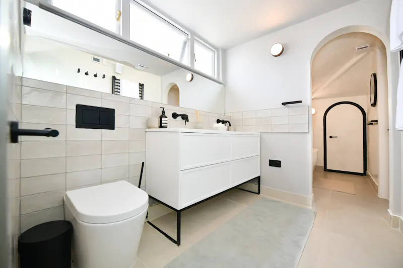 Bathroom at Period flat in Belsize Park, B1933 (photo 16)