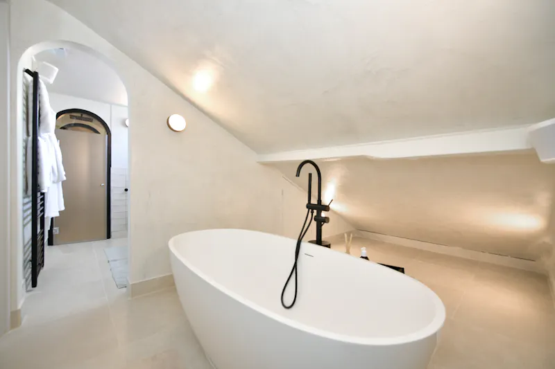 Bath - rolltop at Period flat in Belsize Park, B1933 (photo 18)