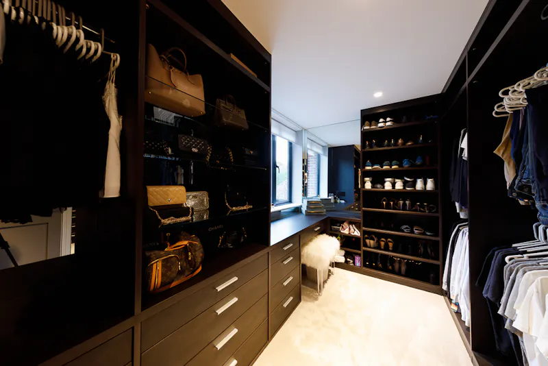 Dressing room at Modern house in Stanmore, D2543 (photo 19)