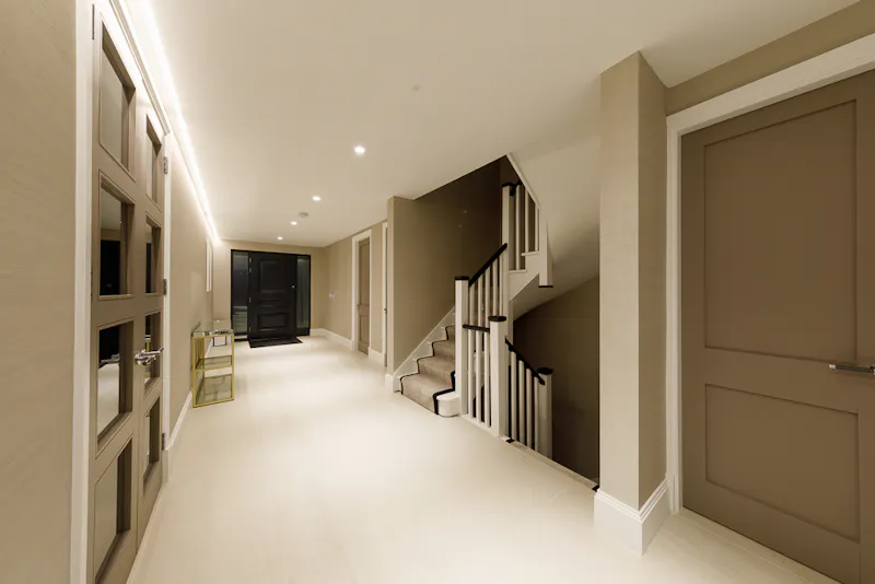 Entrance hall at Modern house in Stanmore, D2543 (photo 6)