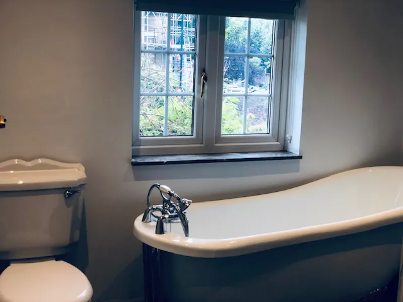 Bath - rolltop at Detached South Croydon home, D2547 (photo 20)