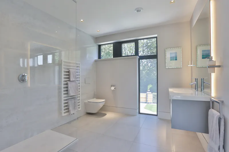 Sleek, modern Shiplake house, K432 (photo 45)