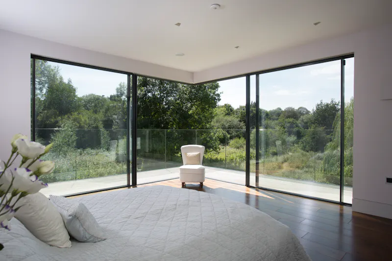 Sleek, modern Shiplake house, K432 (photo 36)