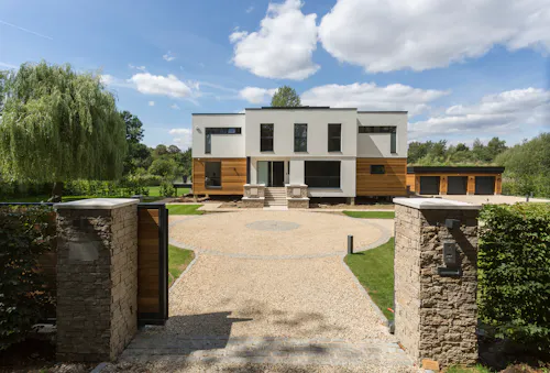 Sleek, modern Shiplake house, K432