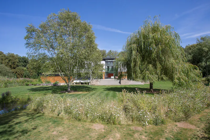 Sleek, modern Shiplake house, K432 (photo 63)