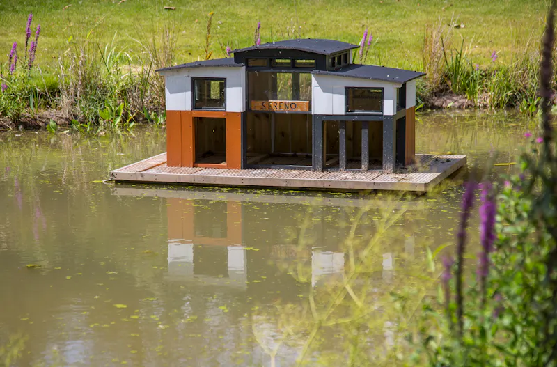 Lake at Sleek, modern Shiplake house, K432 (photo 66)
