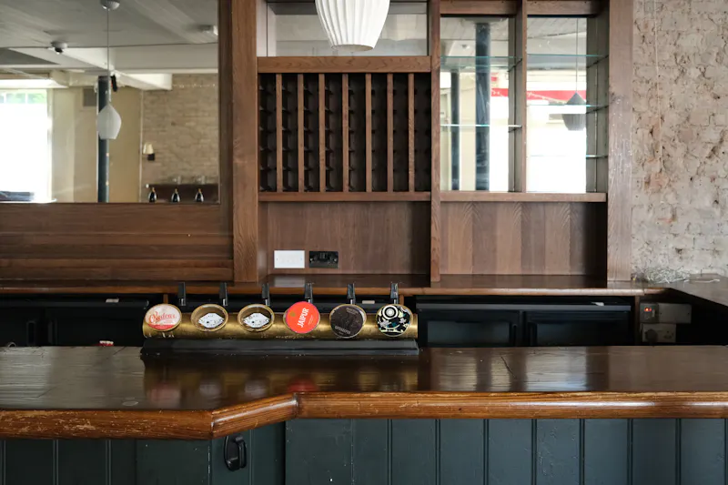 Pub space in Hammersmith, R852 (photo 14)