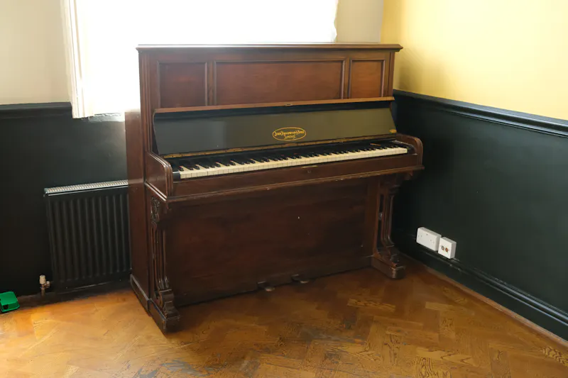 Piano at Pub space in Hammersmith, R852 (photo 17)
