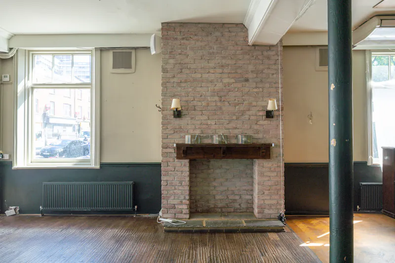Fireplace at Pub space in Hammersmith, R852 (photo 9)