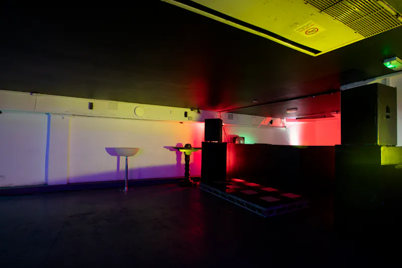 Stoke Newington basement bar, R853 (photo 4)