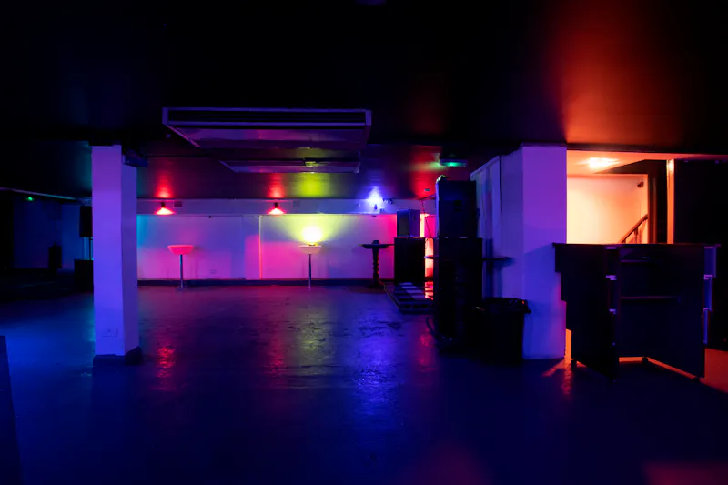 Stoke Newington basement bar, R853 (photo 9)
