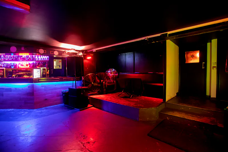 Stoke Newington basement bar, R853 (photo 11)