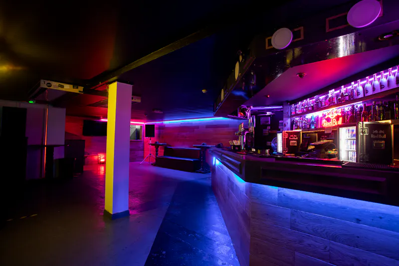 Bar at Stoke Newington basement bar, R853 (photo 8)