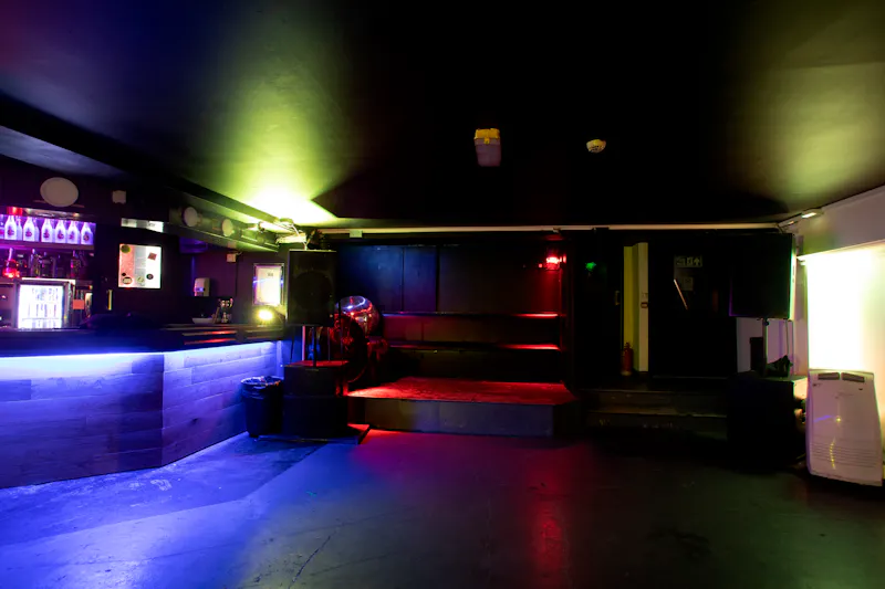 Stoke Newington basement bar, R853 (photo 6)