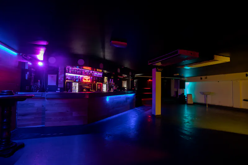 Stoke Newington basement bar, R853 (photo 5)
