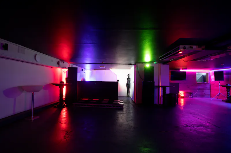 Stoke Newington basement bar, R853 (photo 3)