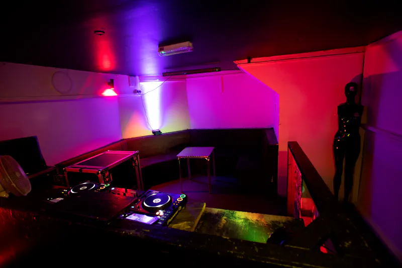 Stoke Newington basement bar, R853 (photo 10)
