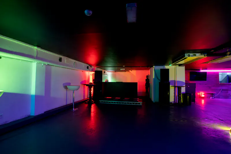 Stoke Newington basement bar, R853 (photo 7)