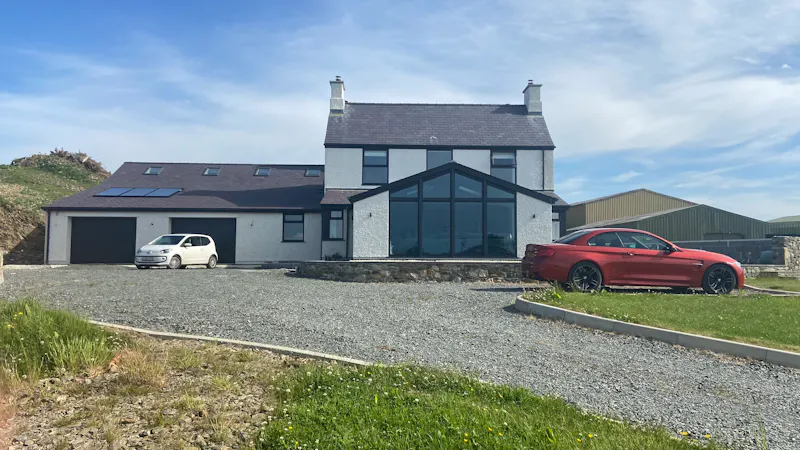 Driveway at Anglesey bay modern home, D2562 (photo 1)