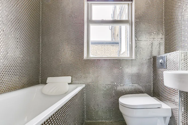 Bathroom at Stunning modern Fulham house, D2561 (photo 11)