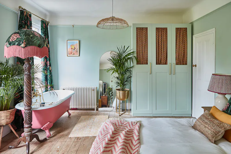 Bath - rolltop at Exotic semi in Sydenham , D2567 (photo 9)