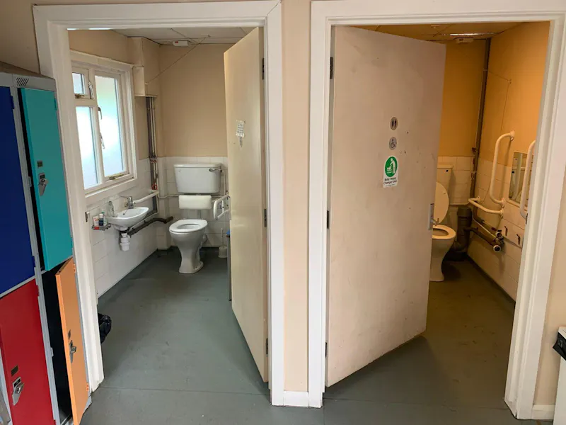 Bathroom at Cafe & Woodland in Tottenham , R855 (photo 4)