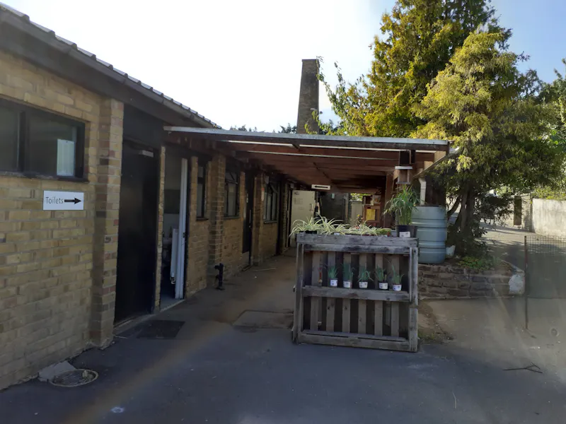 Cafe & Woodland in Tottenham , R855 (photo 5)