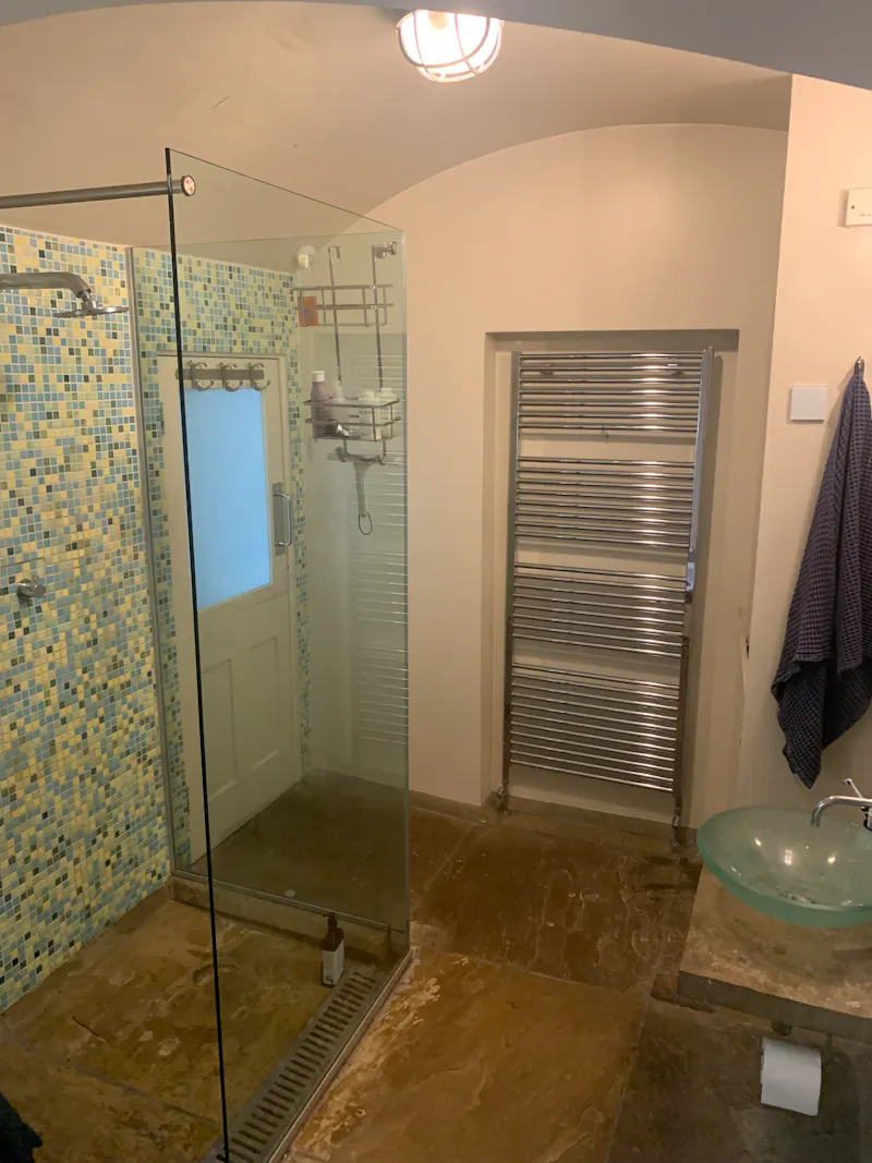 Bathroom at Basement flat Twickenham , B1942 (photo 18)