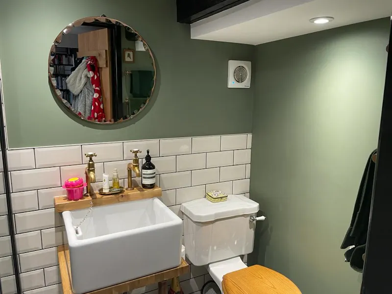 Bathroom at 16th century Bedmond house, M348 (photo 22)