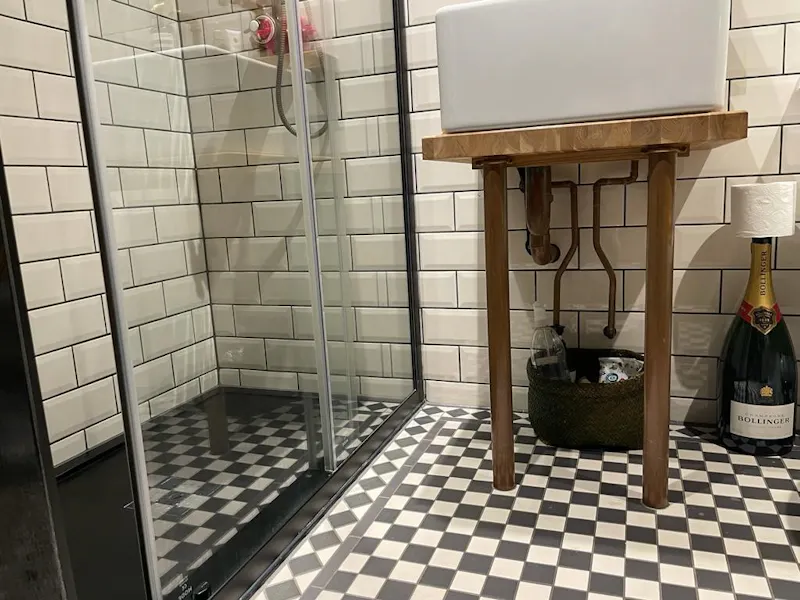 Shower at 16th century Bedmond house, M348 (photo 23)